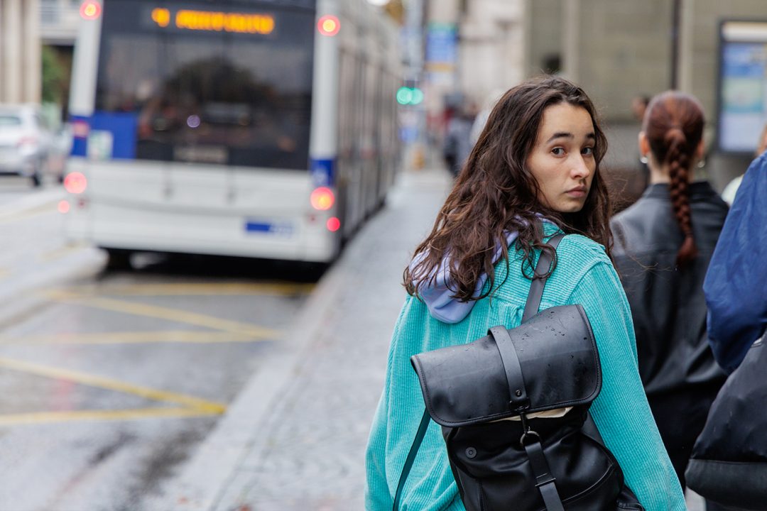 jeune femme entrain de marcher à l'arrêt de bus tl à St-François